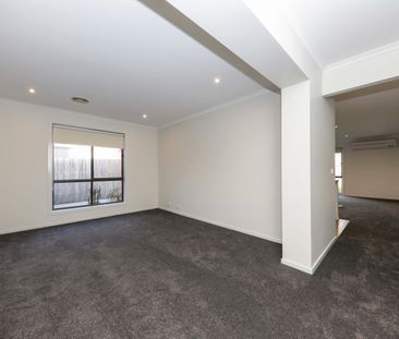 Neat & spacious 3 bedroom with 2 living spaces - Photo 2