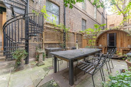 SHORT LET. A three bedroom house of approximately 2,826 square feet. - Photo 3