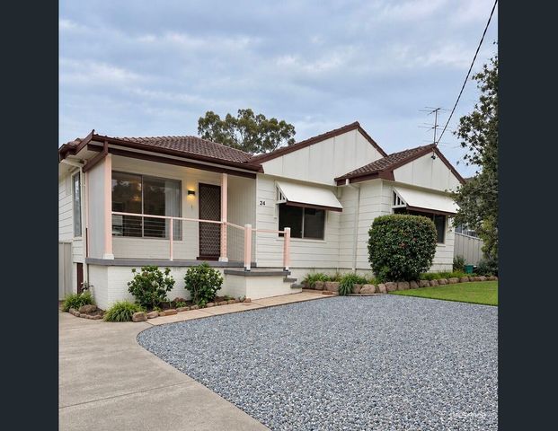 COMFORTABLE THREE-BEDROOM HOME WITH MULTIPLE LIVING AREAS, LOW MAINTENANCE YARD - Photo 1