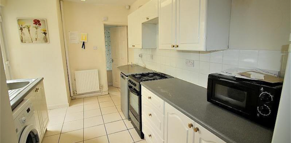 1 bedroom in a house share to rent - Photo 2