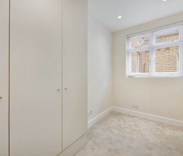 3 bedroom flat in London - Photo 4