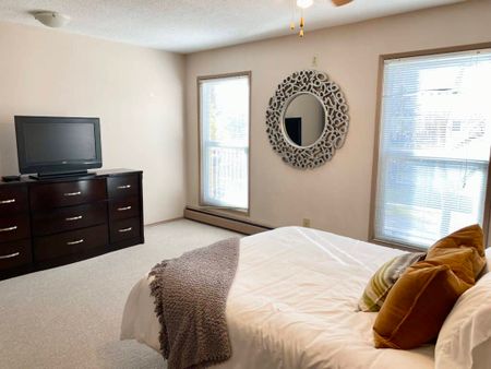 Edmonton Furnished Condo Rental in Westmount - Renovated & Furnished Suite In Glenora - Photo 3