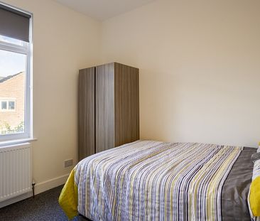 Fantastic 5 Bed Student House - Photo 2