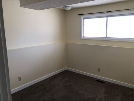 Newly Renovated 2-Bedroom Unit with In-Suite Laundry!! - Photo 2