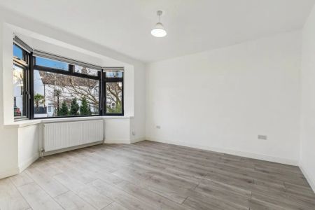 4 bedroom in London - Photo 3