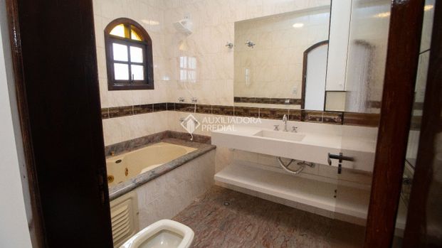 Sobrado com 4 quartos e 270m² para alugar em Vila Camilópolis, Santo André. - Photo 1