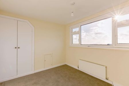 PLEASE EMAIL TO REGISTER YOUR INTEREST - A four bedroom detached house in the village of Mabe Burnthouse on the south coast about 4 miles from Falmouth. To le - Photo 2