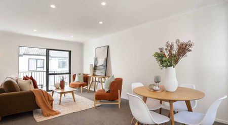 Refurbished Three-Bedroom, Two-Bathroom Townhouse in the Heart of Paraparaumu Beach - Photo 5