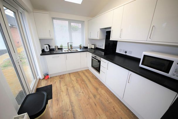 1 bedroom in a house share to rent - Photo 1