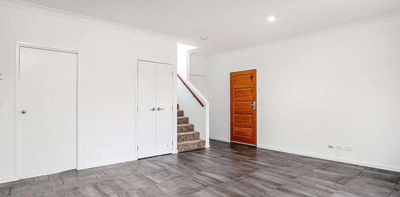 Modern Waterfront Living in the Heart of Hope Island - Photo 2