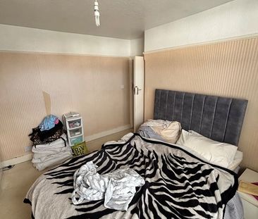 4 Bed Terraced House, Westrow Drive, IG11 - Photo 5