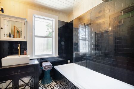 City Cottage Fully Renovated & Furnished - Photo 4