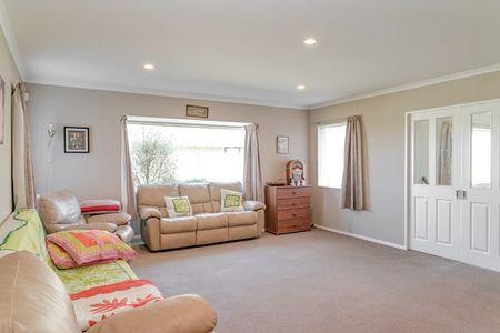 Fitzherbert - 4 Bedrooms - Photo 2