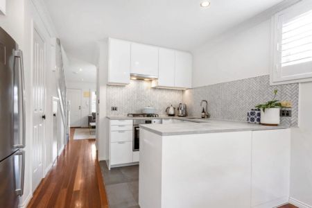 Low-Maintenance, Light-Filled Townhouse in the Heart of Richmond - Photo 2