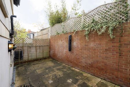 3 Bed End Terrace - Photo 2