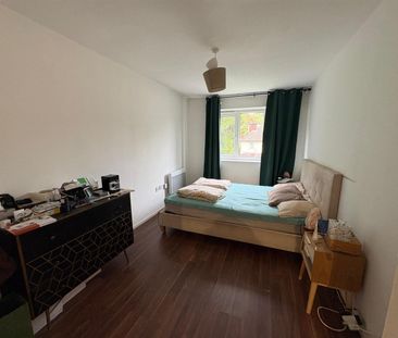 2 bed flat to rent in Charles Crescent, Harrow, HA1 - Photo 2