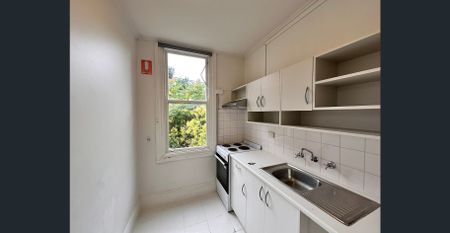 Spacious studio apartment in a secure building, bills included! - Photo 4