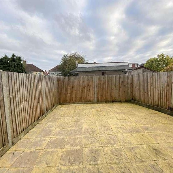 Beautifully Renovated Bedroom House In Edgware, HA8 - Photo 1