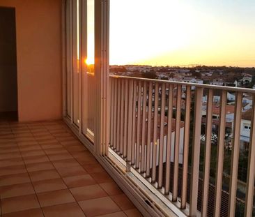 Location Appartement 4 pièces 92m² LA ROCHELLE 17000 - Photo 2