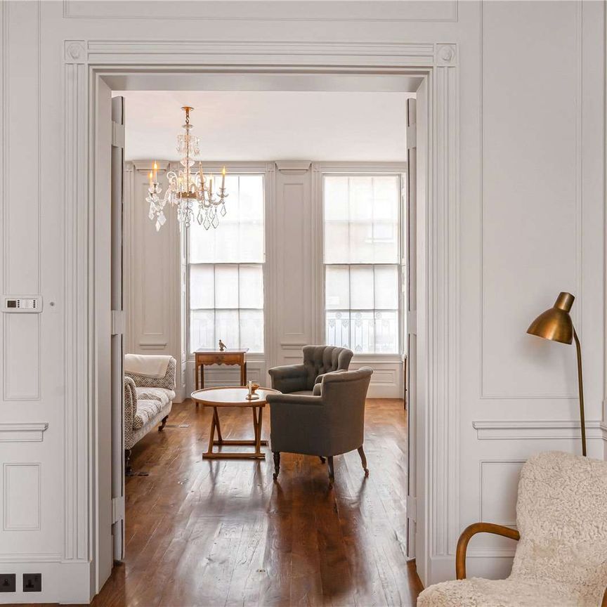 This exceptional Grade II listed house is situated on the east side of Doughty Street, benefiting from both morning and afternoon sunlight. - Photo 1