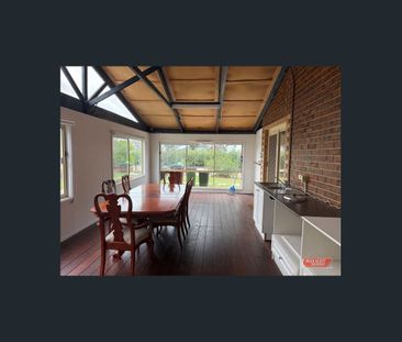 Elegant Family Living with Space, Style and Comfort - Photo 4