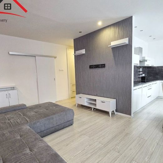 Ponúkame Vám na prenájom 2i byt na Starom sídlisku v meste Prievidza. - Fotografia 1