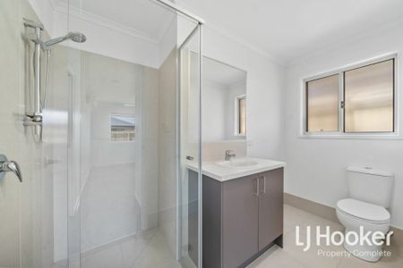 Brand New - Modern Family Home with Contemporary Comfort & Low-Maintenance Living - Photo 5