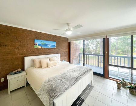 Beachside Bliss: 2-Bedroom Unit with Garage in Surf Beach! - Photo 4