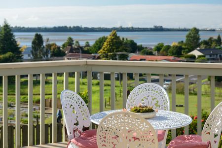 Beautiful Views Spacious Home - Welcome Bay - Photo 3