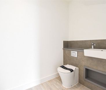 Well presented 3 bedroom detached house situated at the prestigious... - Photo 3