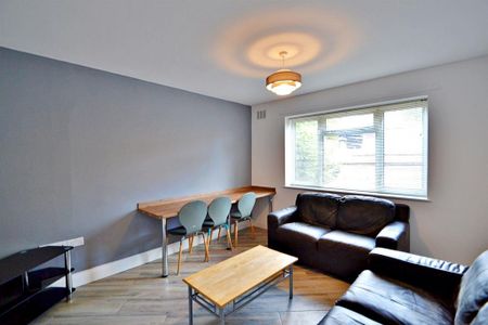 5 bedroom semi-detached house to rent - Photo 2