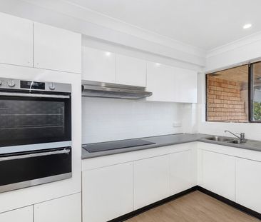 Stylish & Newly Renovated Two Bed Apartment - Photo 4