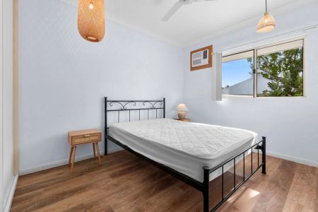 Charming 2-bedroom furnished townhouse, a leisurely stroll to the beach. - Photo 4