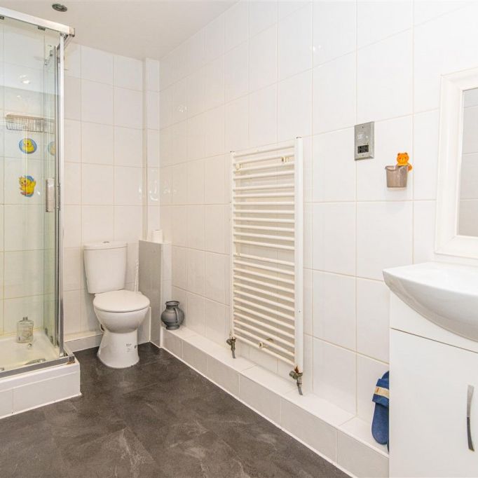 3 bed Apartment To Let - Photo 1