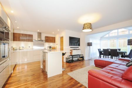 5 bedroom detached house to rent - Photo 3