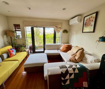 Stylish Townhouse with Outside Area & Double Garage - Photo 4