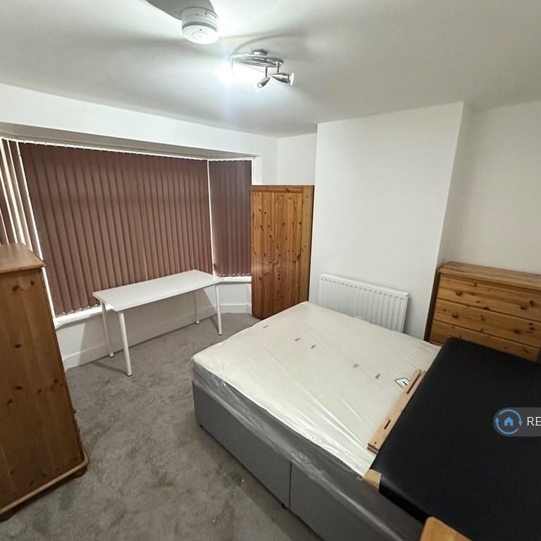 1 bedroom in a house share to rent - Photo 1