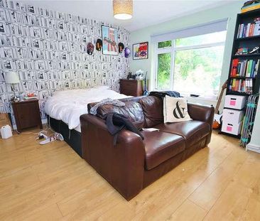 Greenheys Place, Woking, Surrey, GU22 - Photo 3