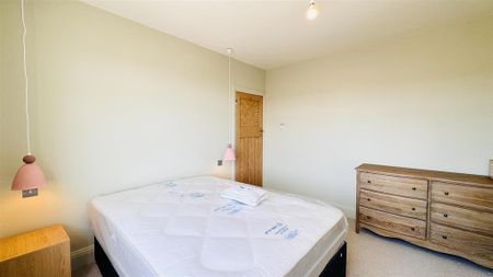 3 bedroom end of terrace house to rent - Photo 3