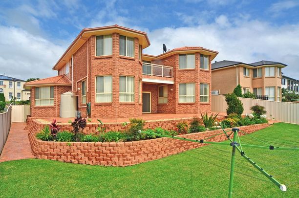 Luxurious Coastal Living: Executive Home with Panoramic Ocean Views in Shell Cove - Photo 1