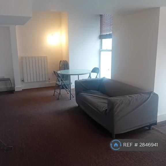 1 bedroom in a flat share to rent - Photo 1