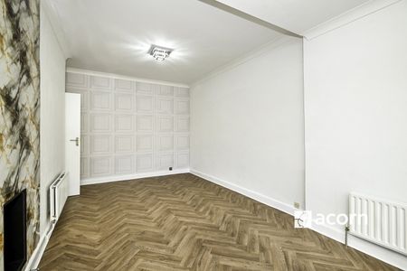 Bungalow to rent - Eastcourt Lane, Gillingham, ME8 - Photo 2