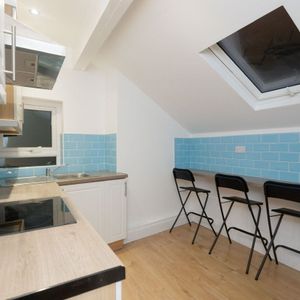 Coldcotes Avenue, LEEDS - Photo 2