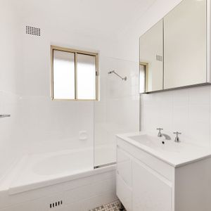 MODERN TWO BEDROOM APARTMENT - ONE-WEEK COMPLEMENTARY RENT! T&C'S APPLY - Photo 2