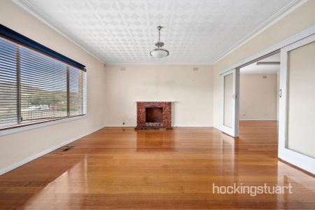 Conveniently located spacious family home - Photo 3