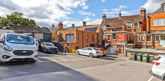 A fully refurbished one bedroom apartment with air conditioning in the heart of Sunningdale. - Photo 2
