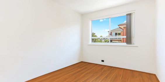 Two bedroom apartment in desirable location - Photo 3