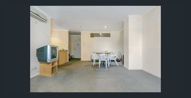 Modern 2-Bed, 2-Bath Apartment in the Heart of the City - Photo 1