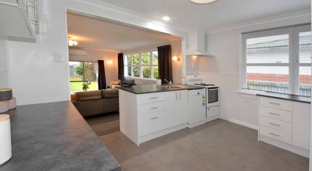 Family Home - Photo 5