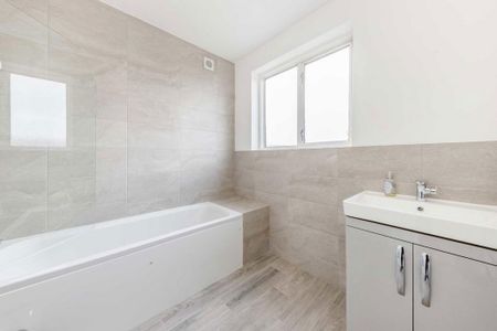 3 bedroom semi-detached house to rent - Photo 4